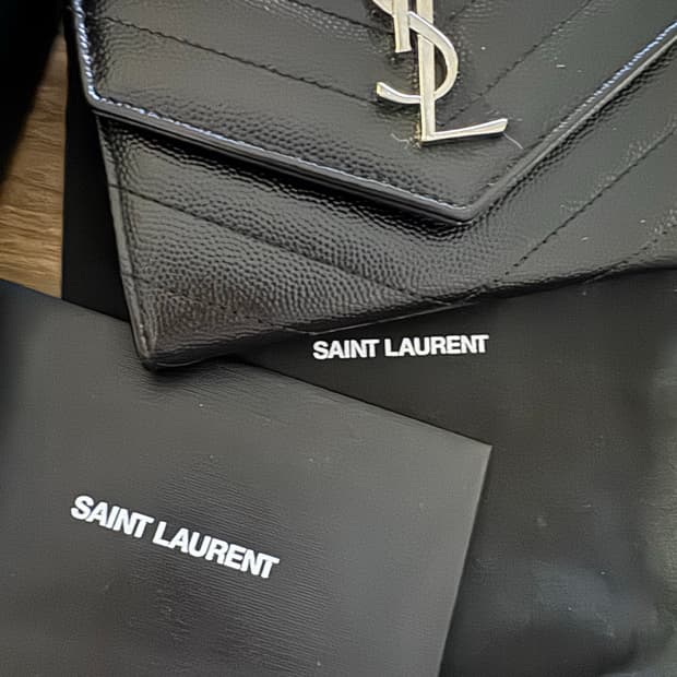 입생로랑 지갑 개봉만 한 최상급 상태