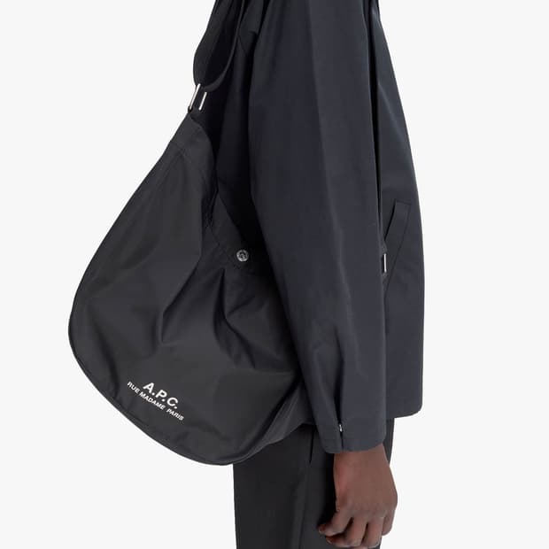 (새상품60%할인)APC 아페쎄 정품 남녀공용 저널 숄더백 나일론 블랙