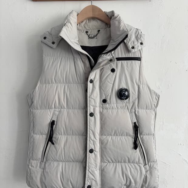 CP 컴퍼니 그레이 고글 구스다운 베스트