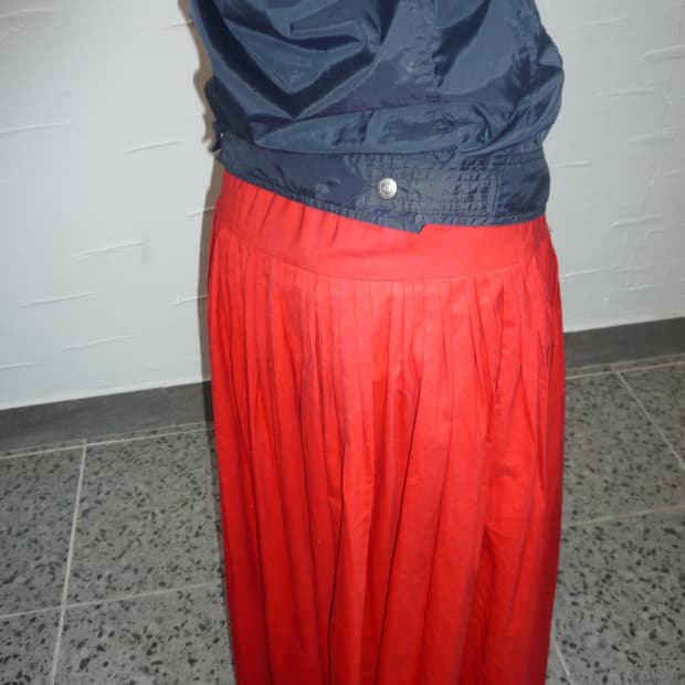 Red pleats skirt