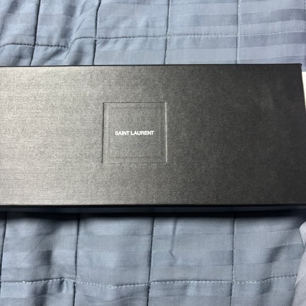 생로랑 샤크 투스 목걸이