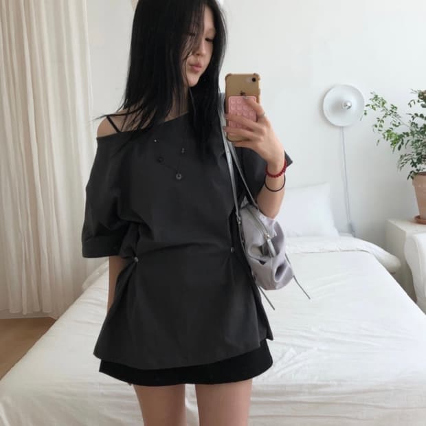 키이라 루즈버튼 원오프숄더티