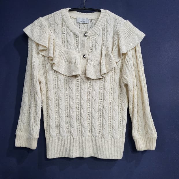 한섬 오브제 시퀸 프릴 니트탑