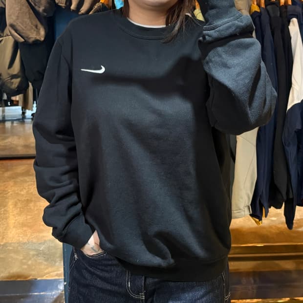 나이키 스우시 블랙 맨투맨