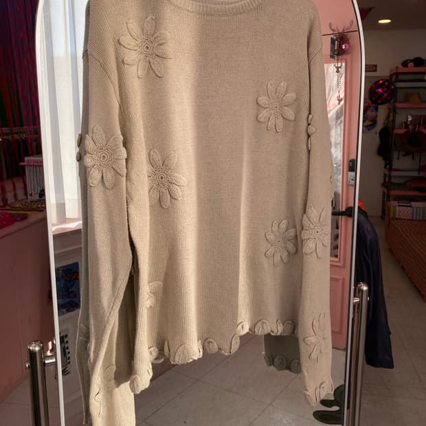 베이지 플라워 패치 디테일 니트