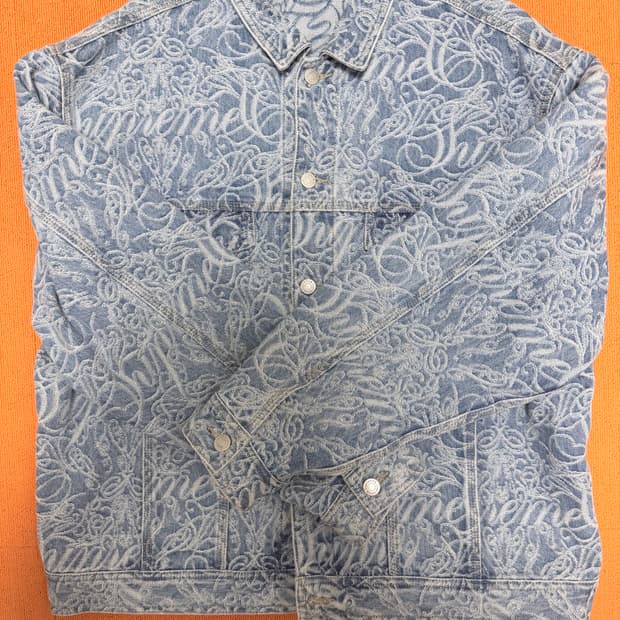 슈프림 스크립트 자카드 데님 트러커 자켓 워시드 블루 - 22FW