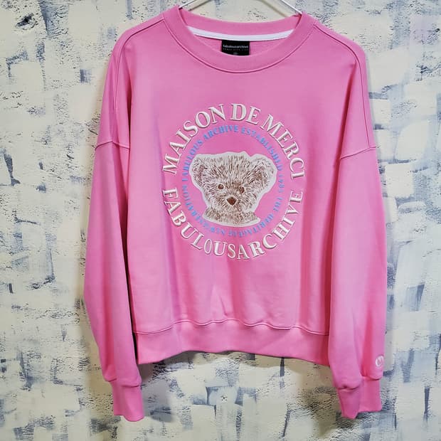 페블러스아카이브 우먼즈 크롭 베어프렌즈 엠보자수 맨투맨 