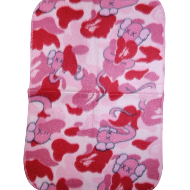 베이프 × 카우스 핑크 카모 베이비마일로 담요