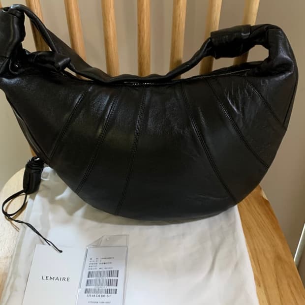 FORTUNE CROISSANT BAG IN LEATHER