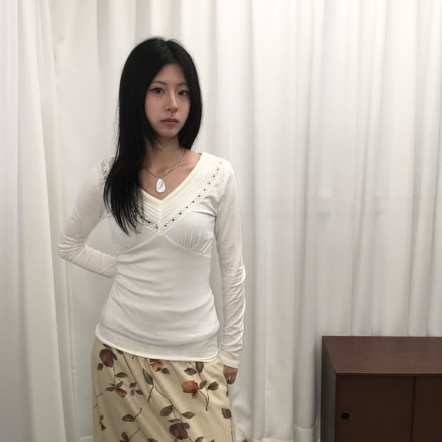 화이트 브이넥 롱슬리브