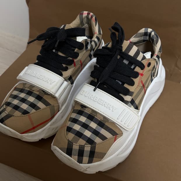 버버리 스니커즈 36.5 사이즈 (235)