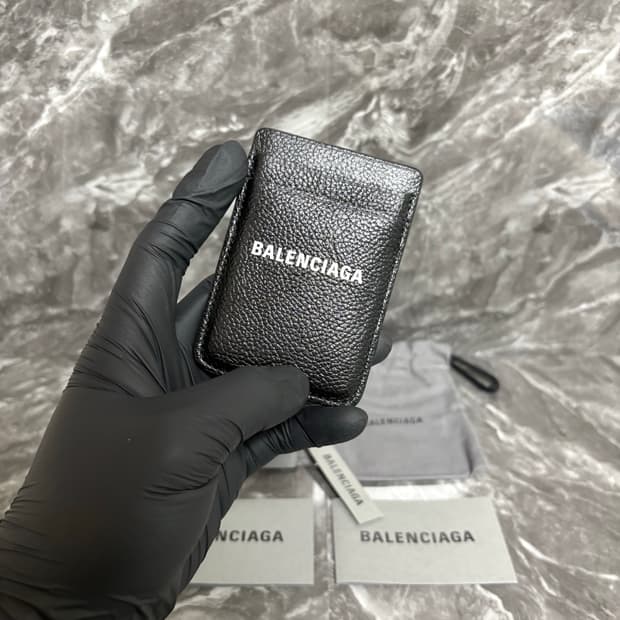 [새상품] 발렌시아가 그레인드 카프스킨 캐쉬 마그네틱 맥세이프 카드지갑