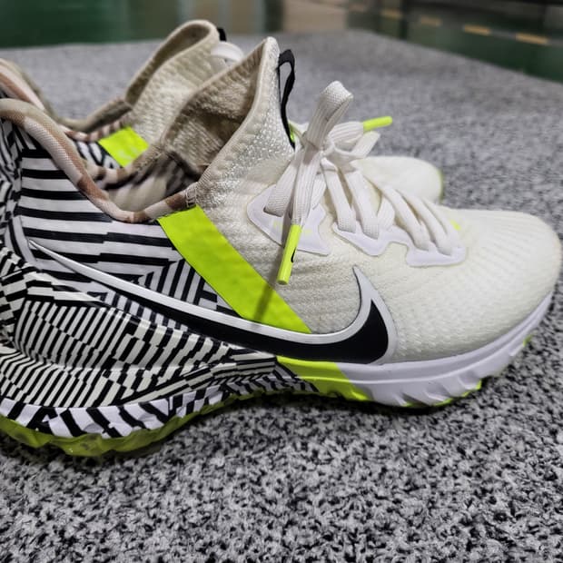 나이키 에어 줌 인피니티 투어 NRG 한정판 볼트 골프화 