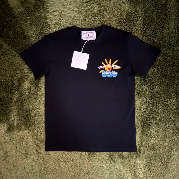 [S] 더뮤지엄비지터 X 존 버거맨 콜라보 플래닛 프린트 티셔츠