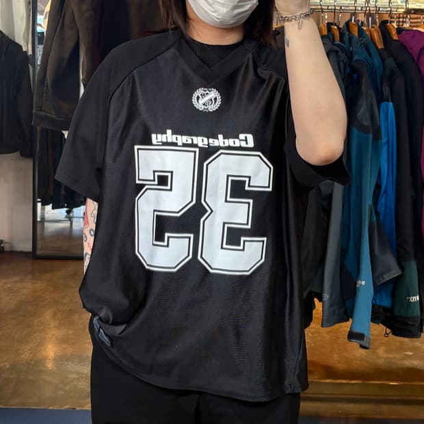 코드그라피 블랙 반팔 져지