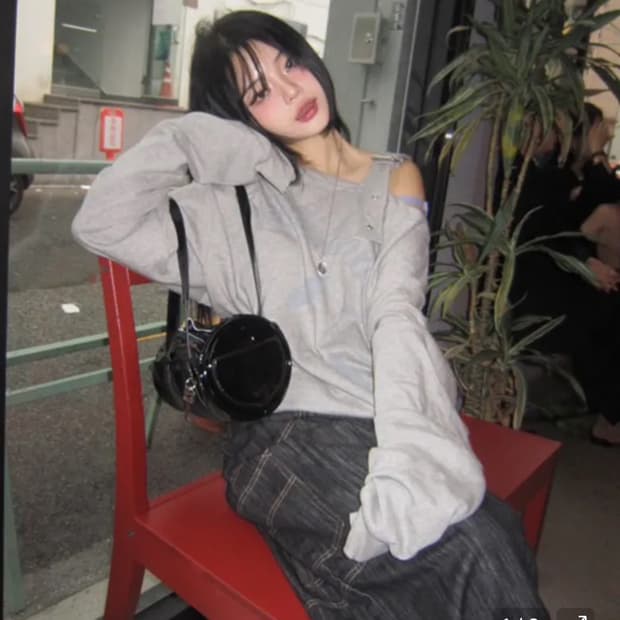 팬시클럽 버클 맨투맨 회색 원숄더 스웻셔츠