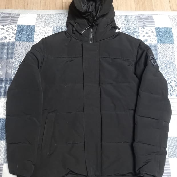 캐나다구스 블랙와펜 패딩       110