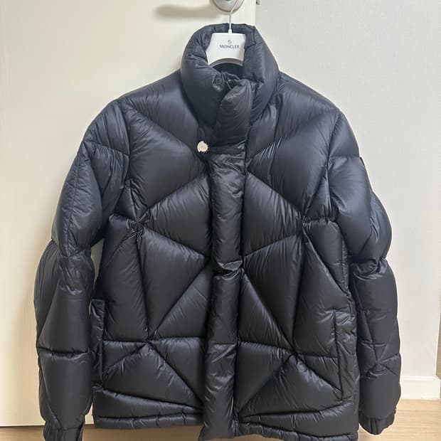 몽클레어 퍼렐 오크패딩 3사이즈 판매합니다