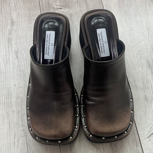 스퀘어 스터드 뮬 브라운