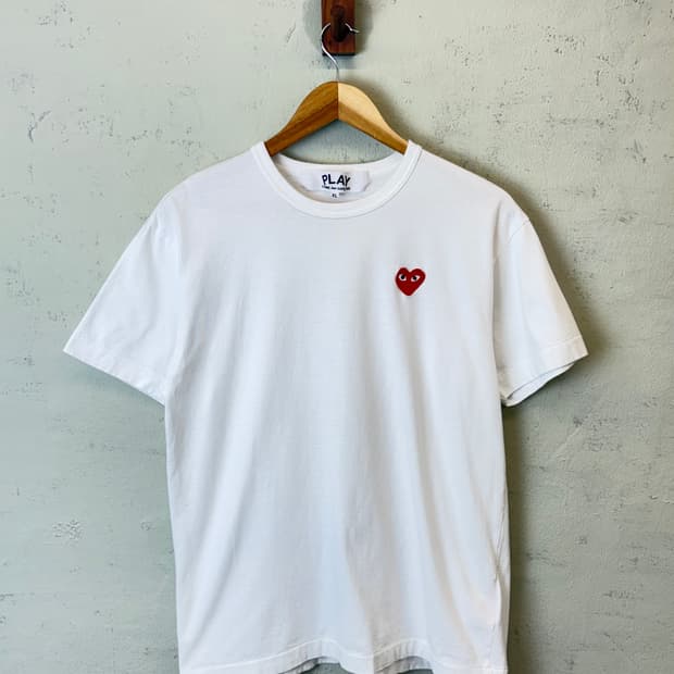 꼼데가르송 플레이 하트 와펜 화이트 반팔티