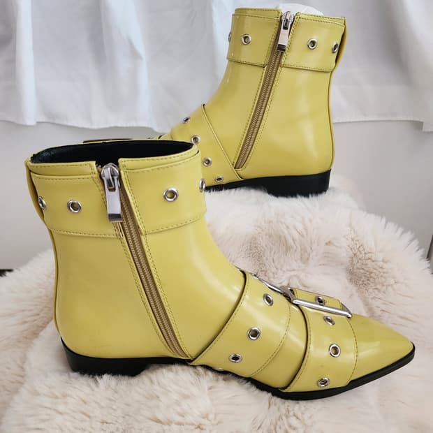 엘칸토 수입 옐로우 버클 장식 앵클 부츠