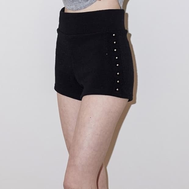 폴리수엠 스터드 돌핀 쇼츠 블랙 1사이즈