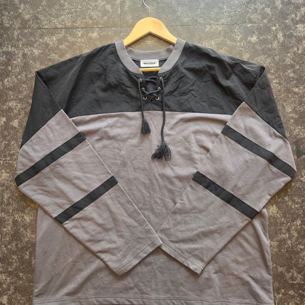 MALOSIX 브랜드의 레이스업 롱 슬리브 티셔츠