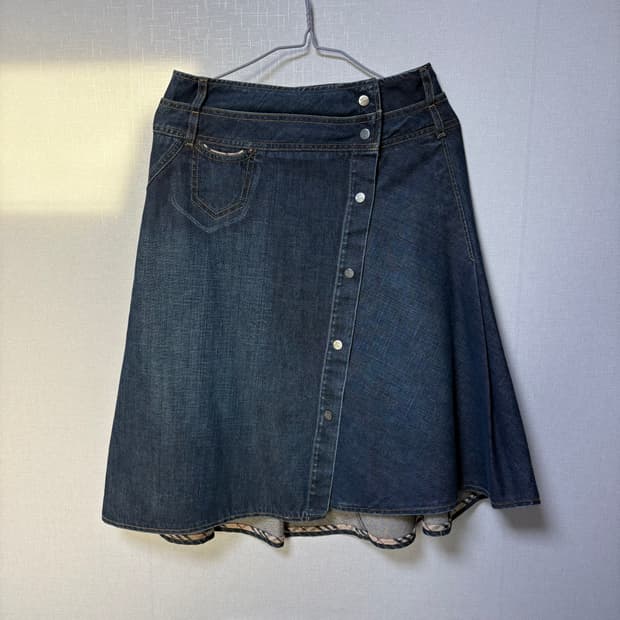 매장판 정품)버버리 사선 디테일 데님 핀턱 스커트(유일매물)