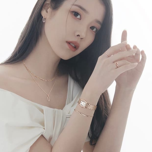 더티스 리본 탑 (아이유,안유진,나연,지젤,은하) 착용