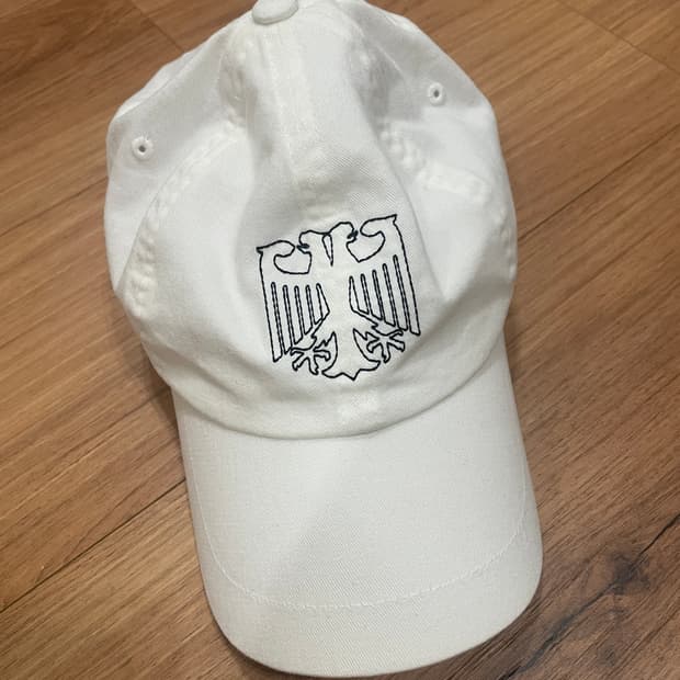 칸예 리스닝 파티 벌쳐스 머치 캡