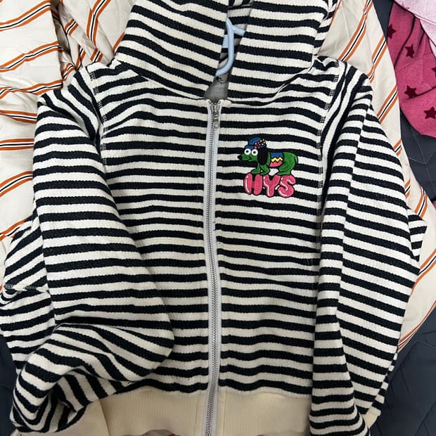 히스테릭 글래머 단가라 크롭 후드집업