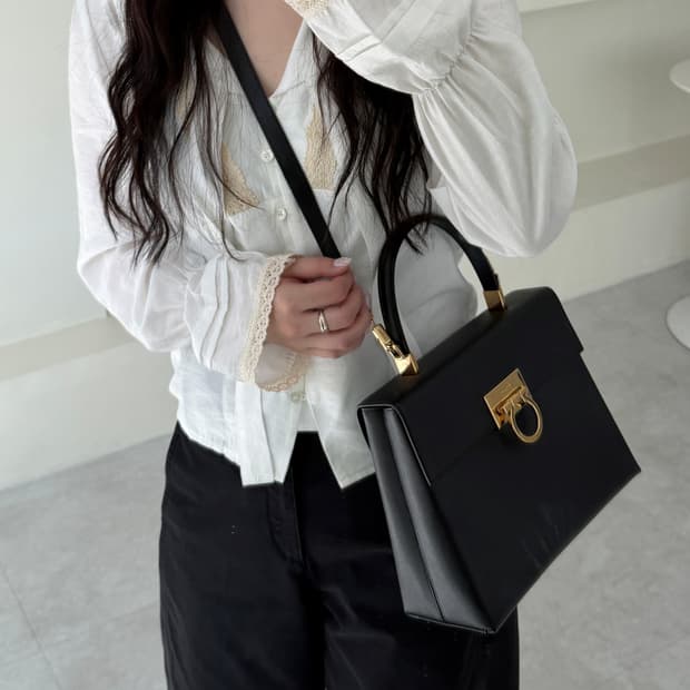 [Ferragamo] Gancini Top Handle Medium