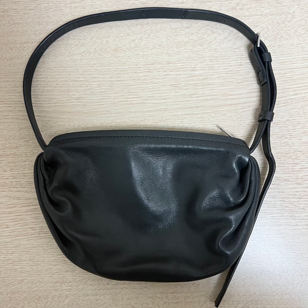 COS 코스 개더드 레더 숄더백 블랙(양가죽 100%)