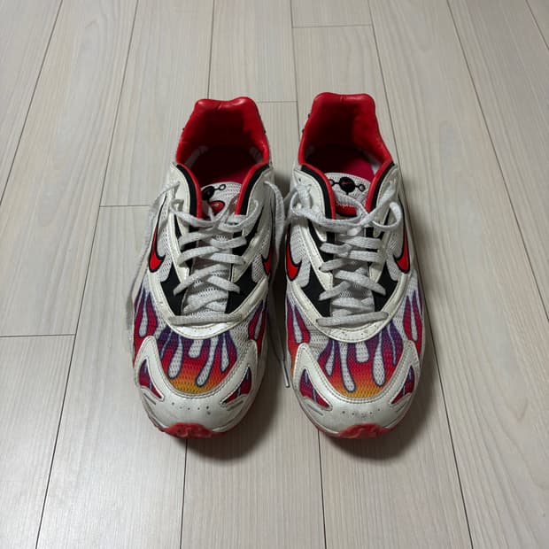 슈프림 나이키 줌스트릭 스펙트럼 플러스 화이트 