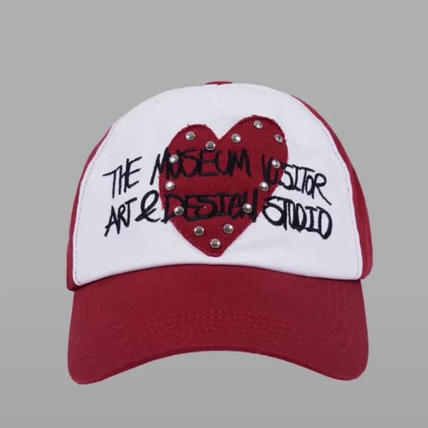 더뮤지엄비지터 하트 패치 스터드 볼캡 레드