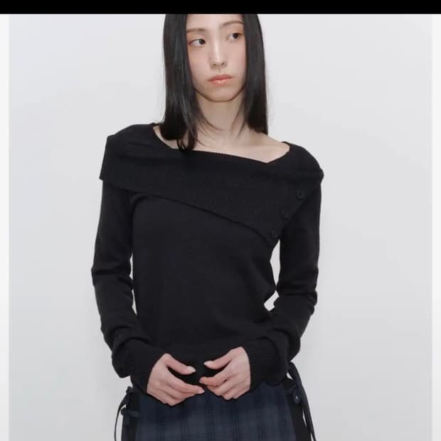 미세키서울 오블리크 라인 버튼 니트 블랙 새상품 하츠투하츠 착용