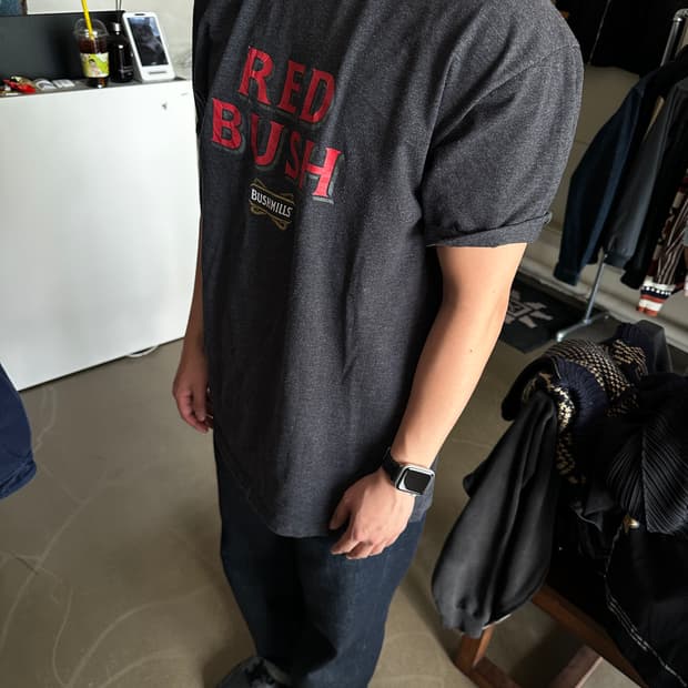 BUSHMILLS “RED BUSH” 그래픽 티셔츠