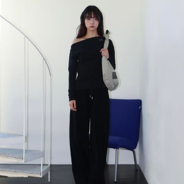 ONE-SHOULDER ELASTIC T (블랙)