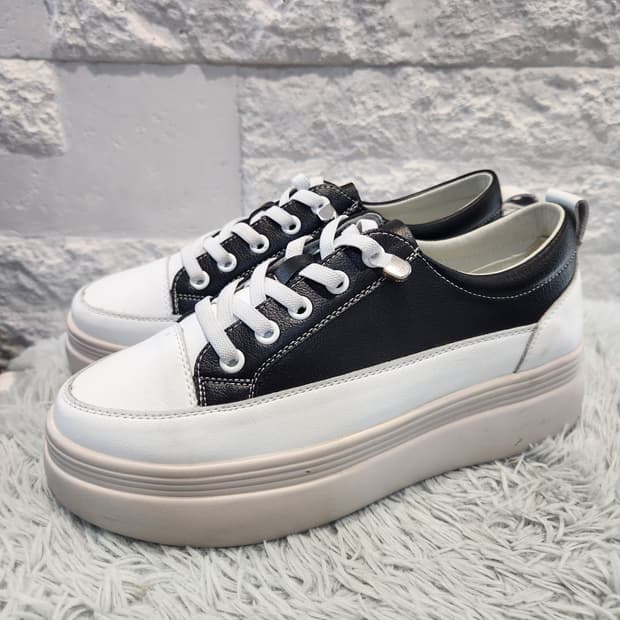"5cm 키높이 블랙&화이트 플랫폼 스니커즈 👟"
240