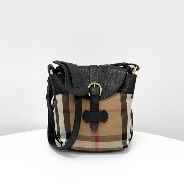 버버리 체크 레더 트리밍 플랩 크로스백