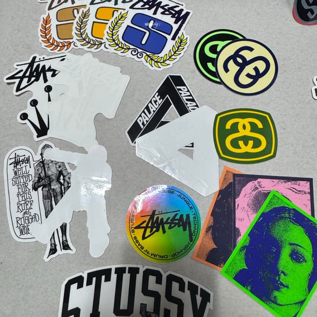 슈프림 및 기타 스티커