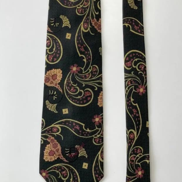 니나리치 넥타이