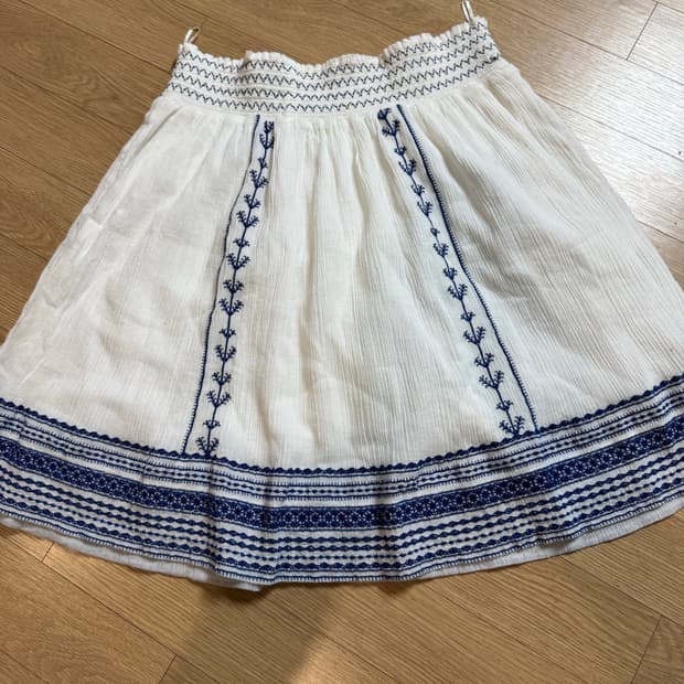 vanessabruno 바네사브루노 스모크밴딩 자수 스커트