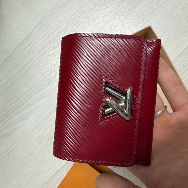 루이비통 에삐 트위스트 반지갑