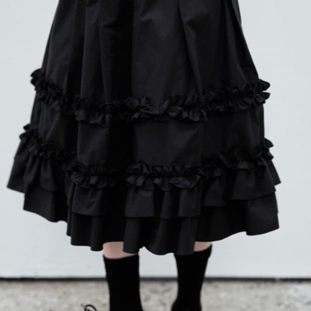 RUFFLE PLEATED MIDI SKIRT - BLACK