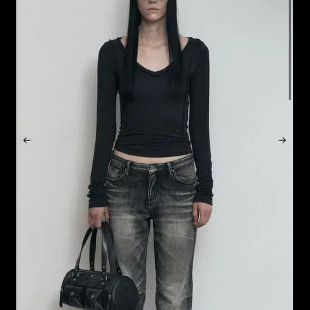 보헴서 브이넥 백 홀 티셔츠 블랙