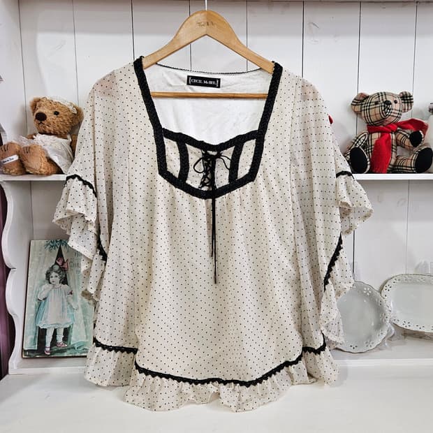 (CECIL McBEE) 도트 쉬폰 레이스 케이프 블라우스