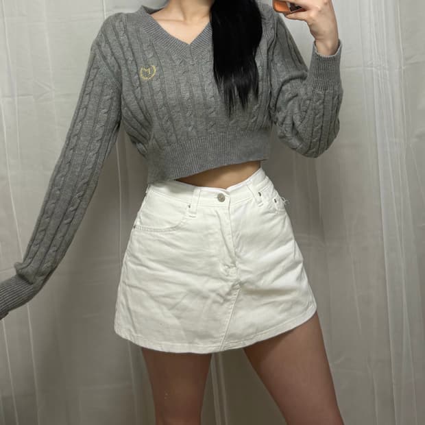 로라로라 크롭 케이블 브이넥 니트