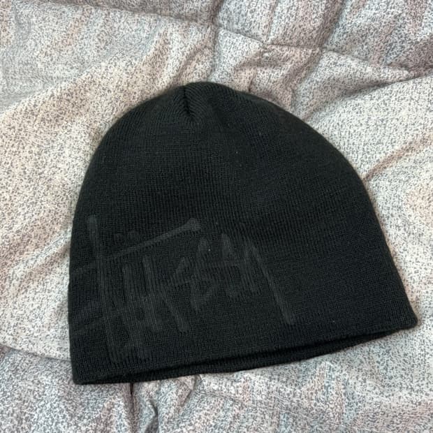 스투시 디보스드 스탁 로고 비니 블랙