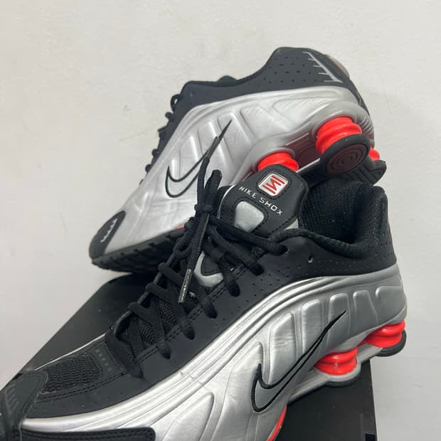 나이키 샥스 메탈릭 실버레드